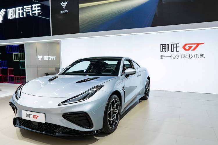 深圳168哪吒汽车在智能汽车领域的表现，领途汽车在新能源汽车市场中的影响力